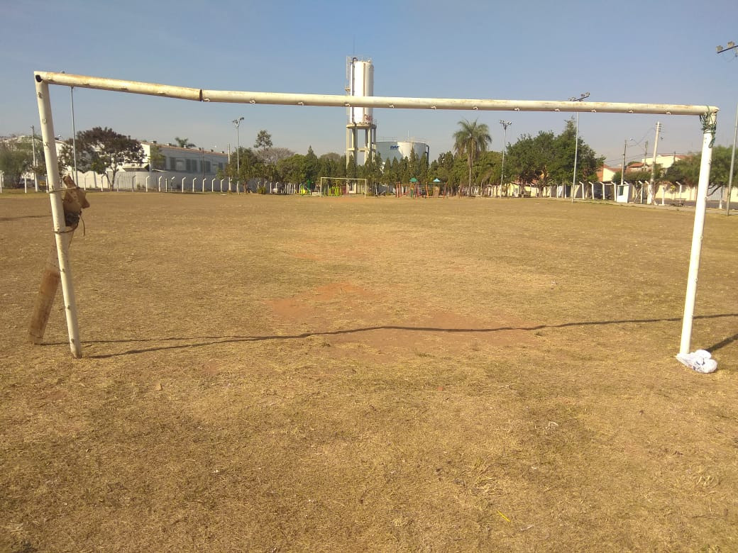 Moradores reclamam das condições das traves de campo de futebol